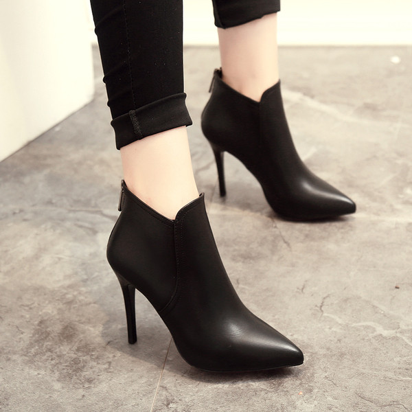Cizme elegante de damă cu toc înalt, de culoare neagră