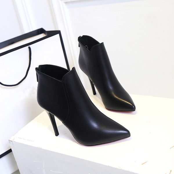 Cizme elegante de damă cu toc înalt, de culoare neagră