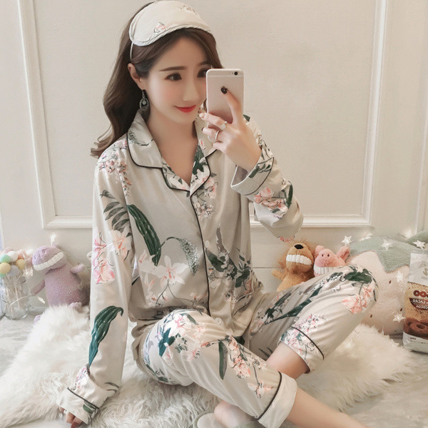 Pijamale de dama moderne cu decolteu in V in mai multe modele