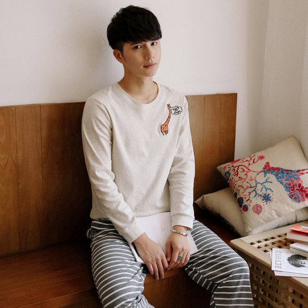 Pijamale bărbați din două piese în mai multe modele cu broderie, mâneci și imprimeu