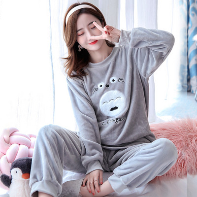 Pijamale de dama moderne cu husa moale in mai multe modele