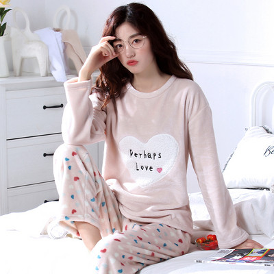 Pijamale de dama moderne cu husa moale in mai multe modele