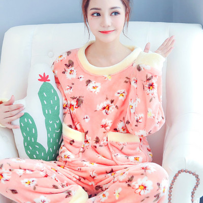 Pijamale de dama moderne cu husa moale in mai multe modele