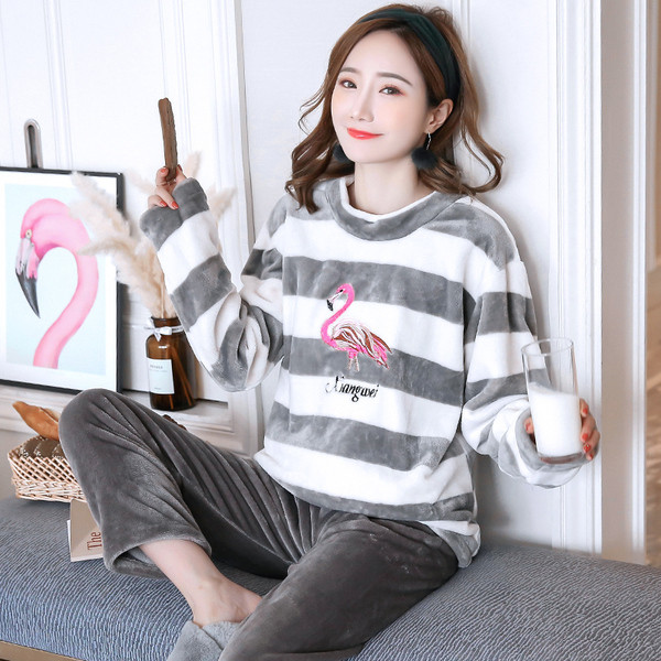 Pijamale de dama moderne cu husa moale in mai multe modele