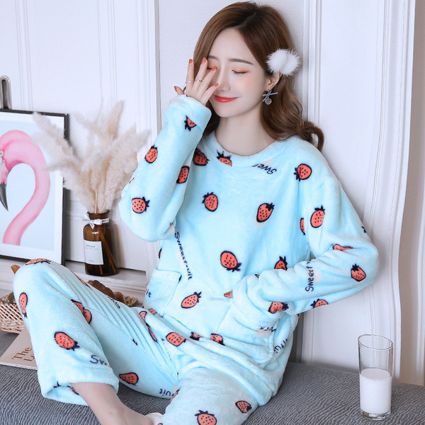 Pijamale de dama moderne cu husa moale in mai multe modele