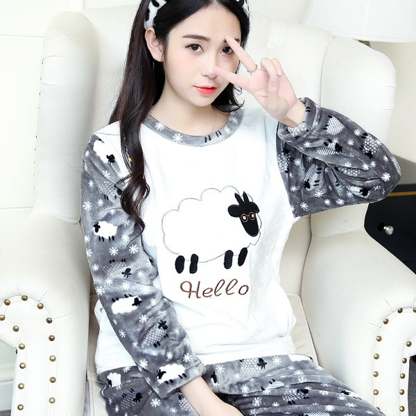 Pijamale de dama cu husa moale in mai multe modele