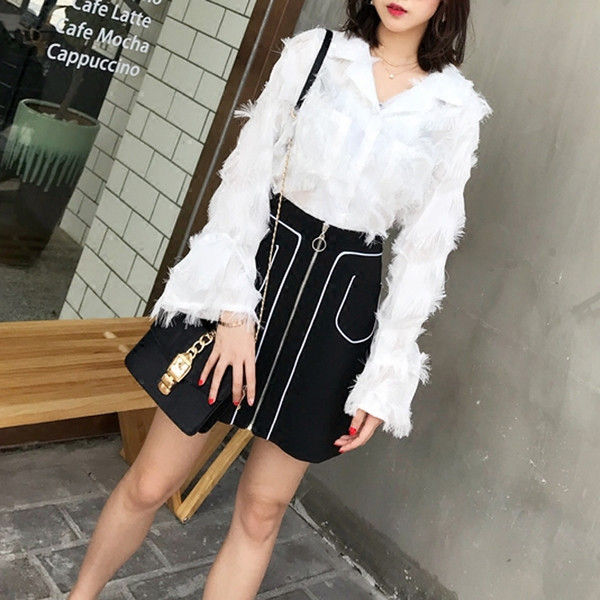 Cămașă albă de damă elegantă cu decolteu în V cu franjuri