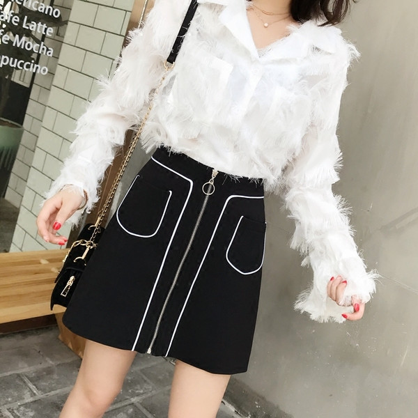 Cămașă albă de damă elegantă cu decolteu în V cu franjuri