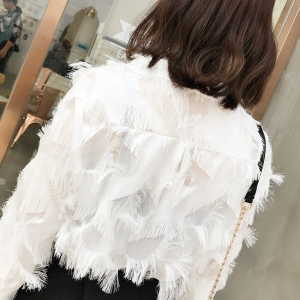 Cămașă albă de damă elegantă cu decolteu în V cu franjuri