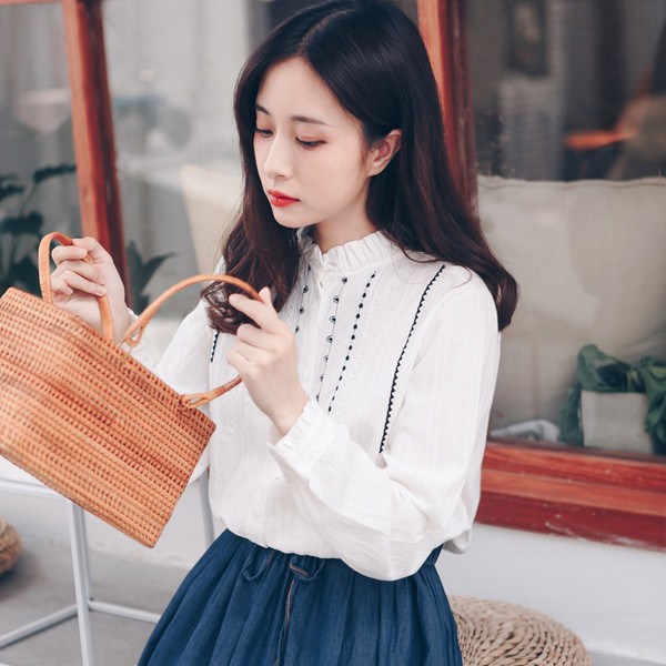 Modern női fehér ing hosszú ujjal és hímzéssel