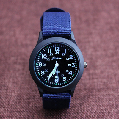 Ceas de bărbați potrivit pentru utilizarea de zi cu zi în mai multe culori