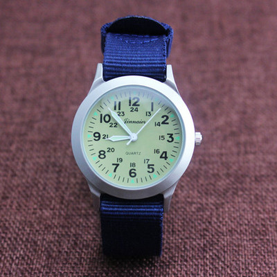 Ceas de bărbați potrivit pentru utilizarea de zi cu zi în mai multe culori