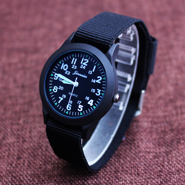 Ceas de bărbați potrivit pentru utilizarea de zi cu zi în mai multe culori