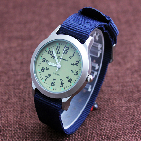 Ceas de bărbați potrivit pentru utilizarea de zi cu zi în mai multe culori