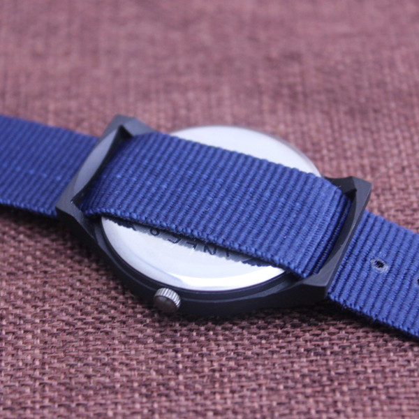 Ceas de bărbați potrivit pentru utilizarea de zi cu zi în mai multe culori