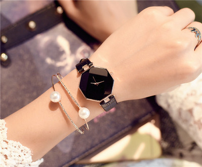 Nappali női karóra bőr szíjjal, négy színben