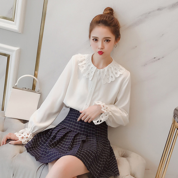 Cămașă albă de damă cu guler și mâneci largi