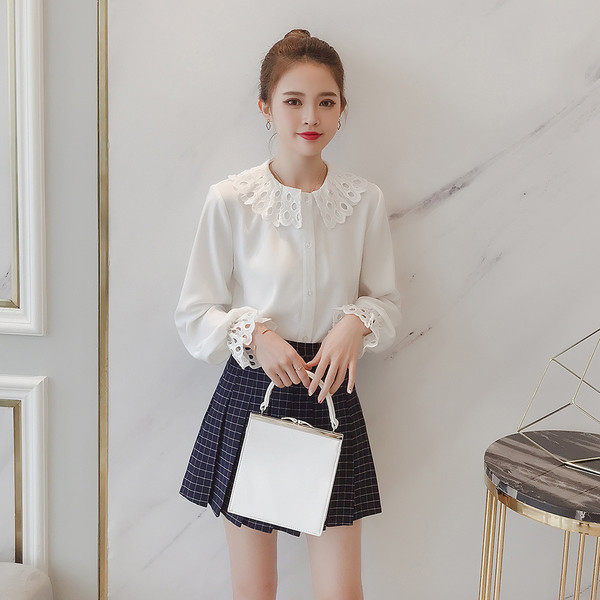 Cămașă albă de damă cu guler și mâneci largi