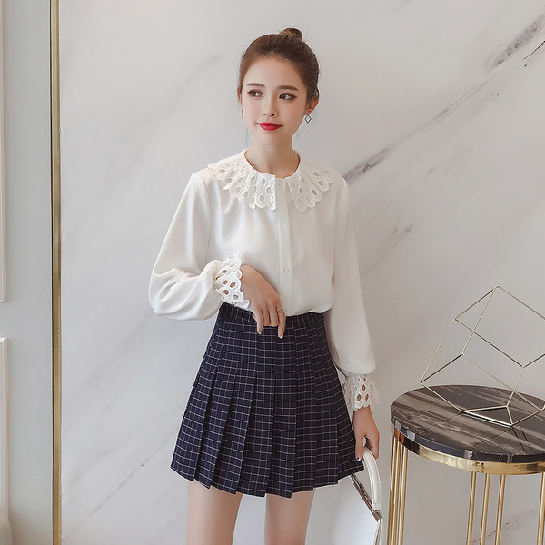 Cămașă albă de damă cu guler și mâneci largi