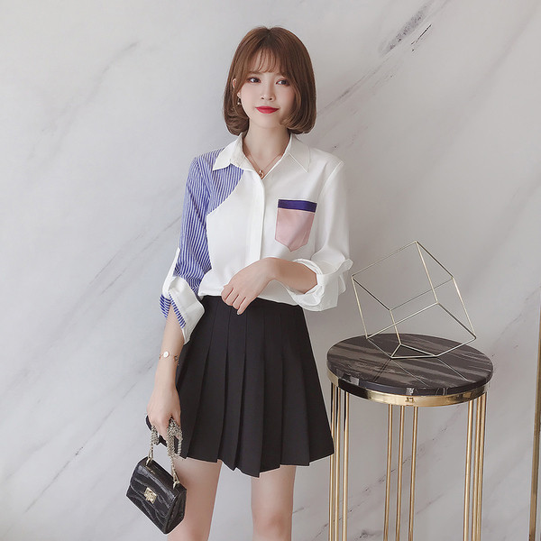 Modern női fehér ing zsebbel és kék csíkos ujjal