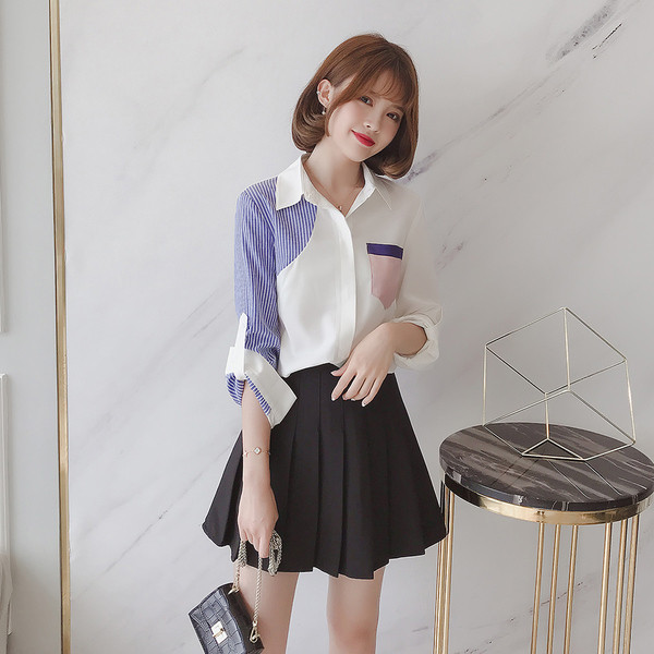 Modern női fehér ing zsebbel és kék csíkos ujjal