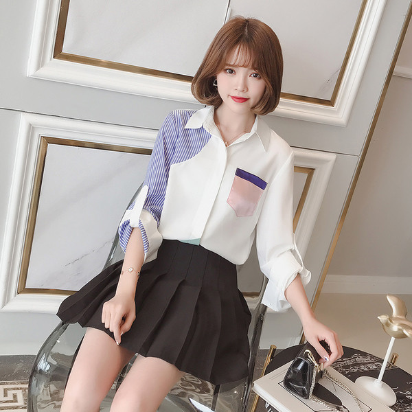 Modern női fehér ing zsebbel és kék csíkos ujjal