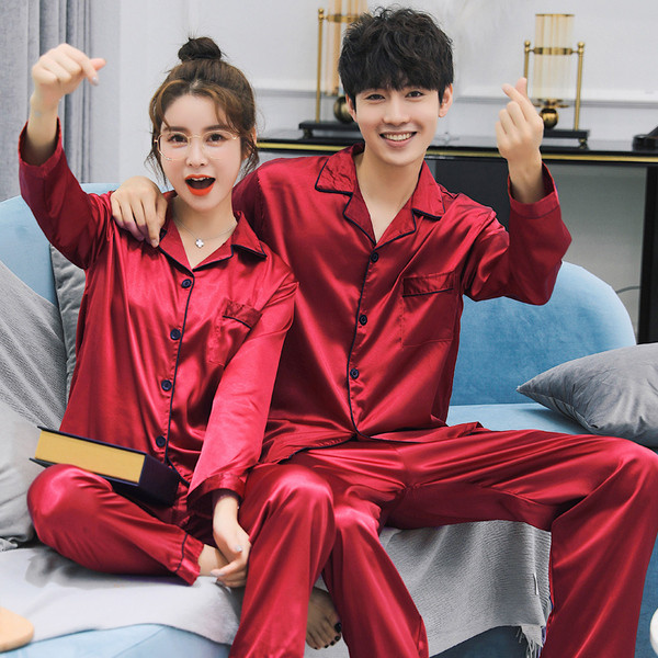 Pijamale pentru bărbați și femei în mai multe culori