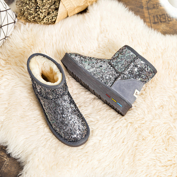 Σύγχρονες γυναικείες μπότεςμε πούλιες σε διάφορα χρώματα