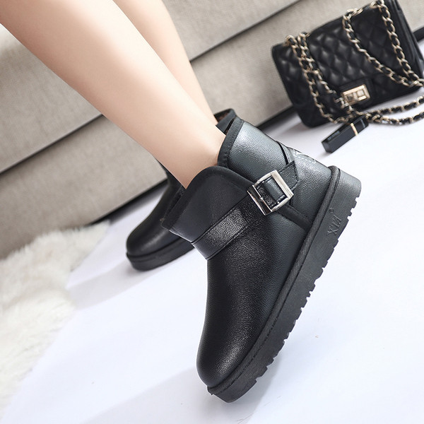 Γυναικείες μικρές μπότες σε οικολογικό δέρμα σε δύο χρώματα