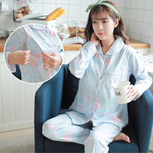 Απαλές  γυναικείες πιτζάμες με ντεκολτέ και τσέπη σε σχήμα V σε διάφορα μοντέλα