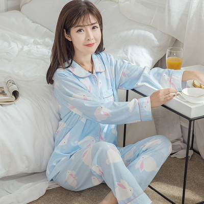 Απαλές  γυναικείες πιτζάμες με ντεκολτέ και τσέπη σε σχήμα V σε διάφορα μοντέλα