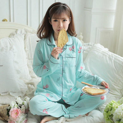 Απαλές  γυναικείες πιτζάμες με ντεκολτέ και τσέπη σε σχήμα V σε διάφορα μοντέλα