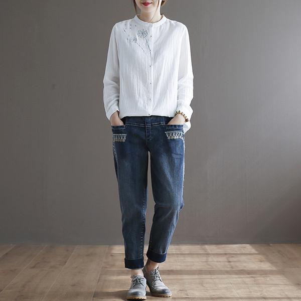 Cămașă albă largi de damă cu broderie în două culori