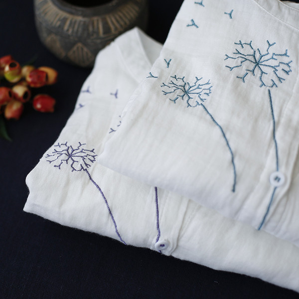 Cămașă albă largi de damă cu broderie în două culori