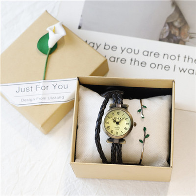 Κομψό γυναικείο ρολόι  σε διάφορα χρώματα με  λουράκι από  οικολογικό δέρμα