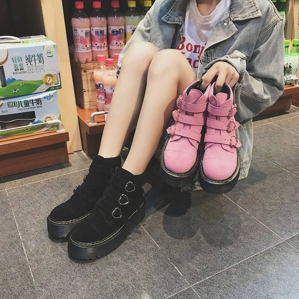 Ghete de dama moderne cu catarame in doua culori