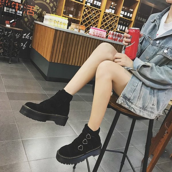 Ghete de dama moderne cu catarame in doua culori