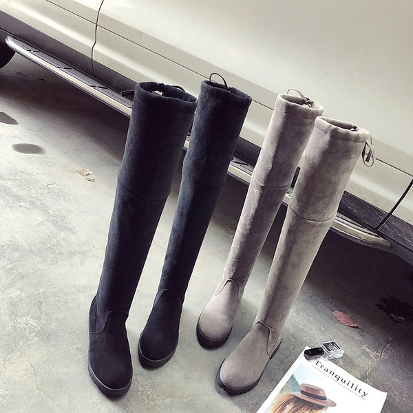 Κομψές γυναικείες μπότες σε δύο χρώματα