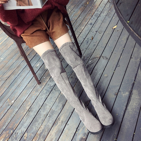 Κομψές γυναικείες μπότες σε δύο χρώματα