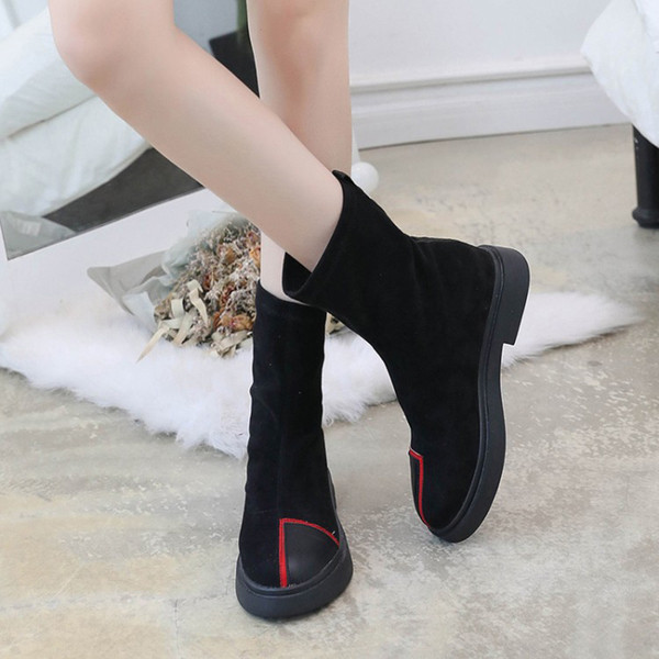 Μοντέρνες γυναικείες μπότες σουέτ  σε μαύρο χρώμα