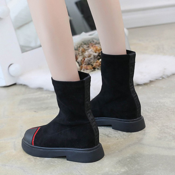 Μοντέρνες γυναικείες μπότες σουέτ  σε μαύρο χρώμα