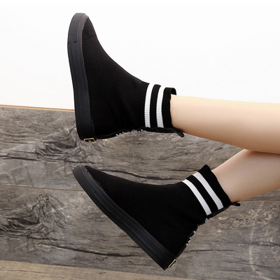 Καθημερινές γυναικείες μπότες σε μαύρο χρώμα με λευκές λωρίδες