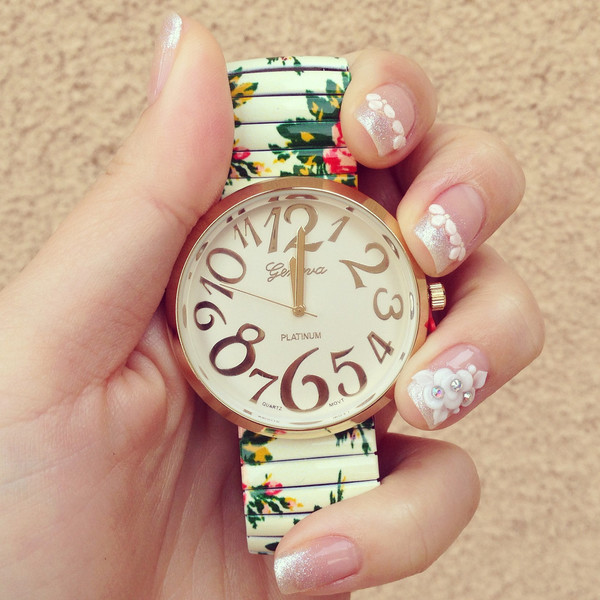 Ceas de dama modern in patru culori cu motive florale
