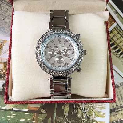 Κομψό γυναικείο ρολόι σε διάφορα χρώματα με διακοσμητικές πέτρες