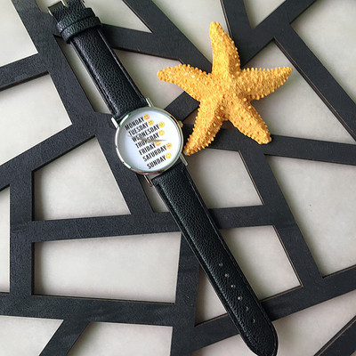 Ceas modern cu inscripții și curea din piele în mai multe culori