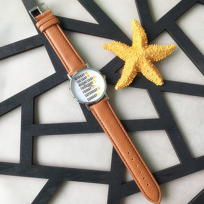 Ceas modern cu inscripții și curea din piele în mai multe culori