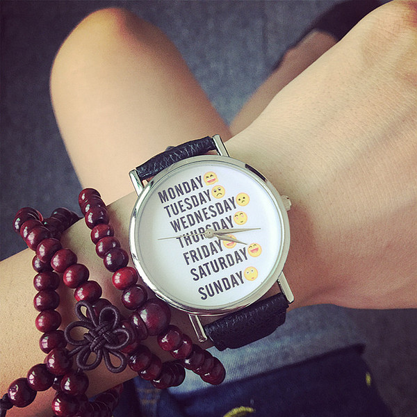 Ceas modern cu inscripții și curea din piele în mai multe culori