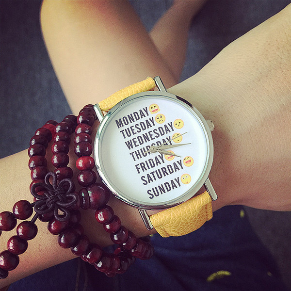 Ceas modern cu inscripții și curea din piele în mai multe culori