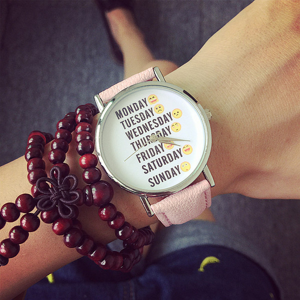 Ceas modern cu inscripții și curea din piele în mai multe culori