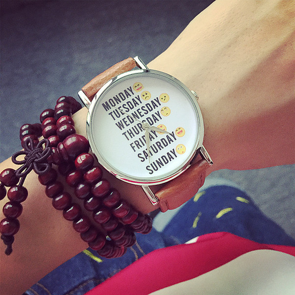 Ceas modern cu inscripții și curea din piele în mai multe culori